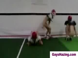 Hetro vaikinai pagamintas į žaisti nuogas football iki homos