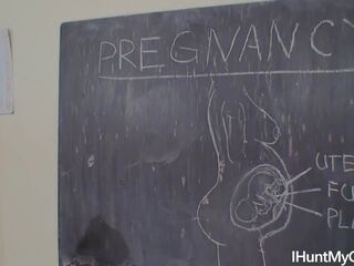 Unge gravid student wanks henne fitte i den klasserom
