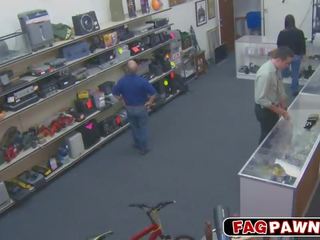 Robber becomes ένα γαμώ παιχνίδι σε ένα pawn κατάστημα